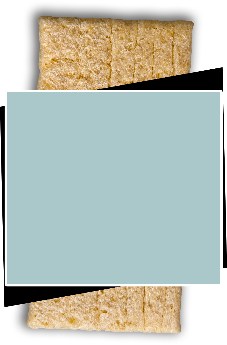 One slice of maszfita crispbread with a light blue square overlay
